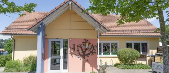 Eingang des Kindergartens Villa Kunterbunt in Raderach