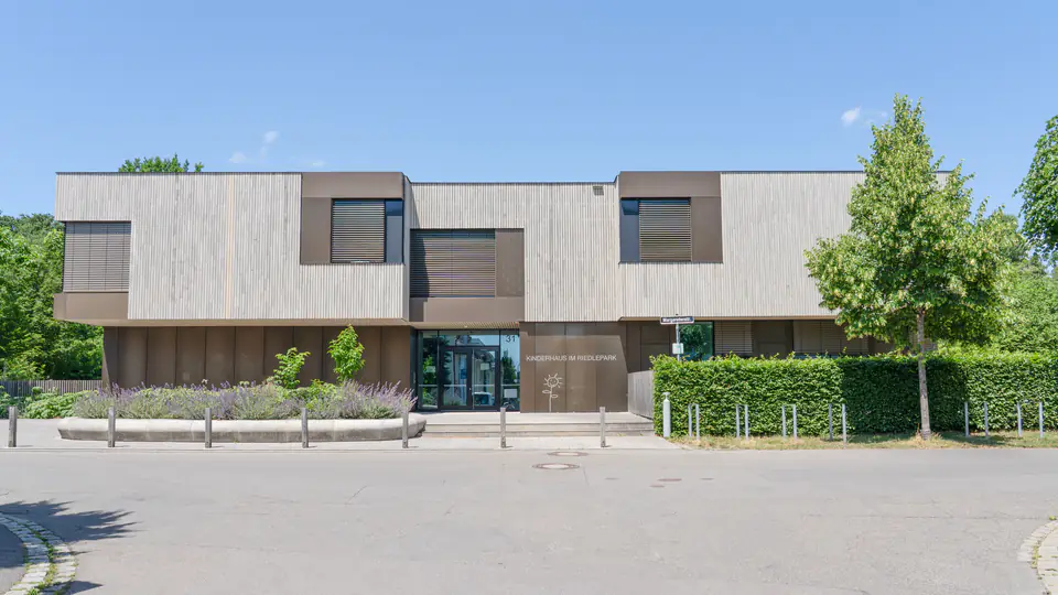Außenansicht Kinderhaus im Riedlepark
